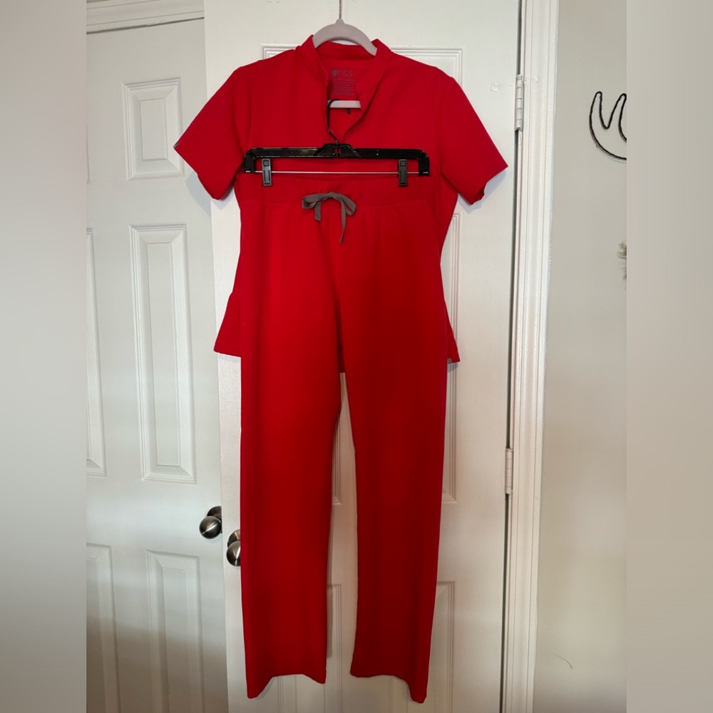 Figs red scrub set. FITTED top small. Livingston pant small. Like new. ❤️